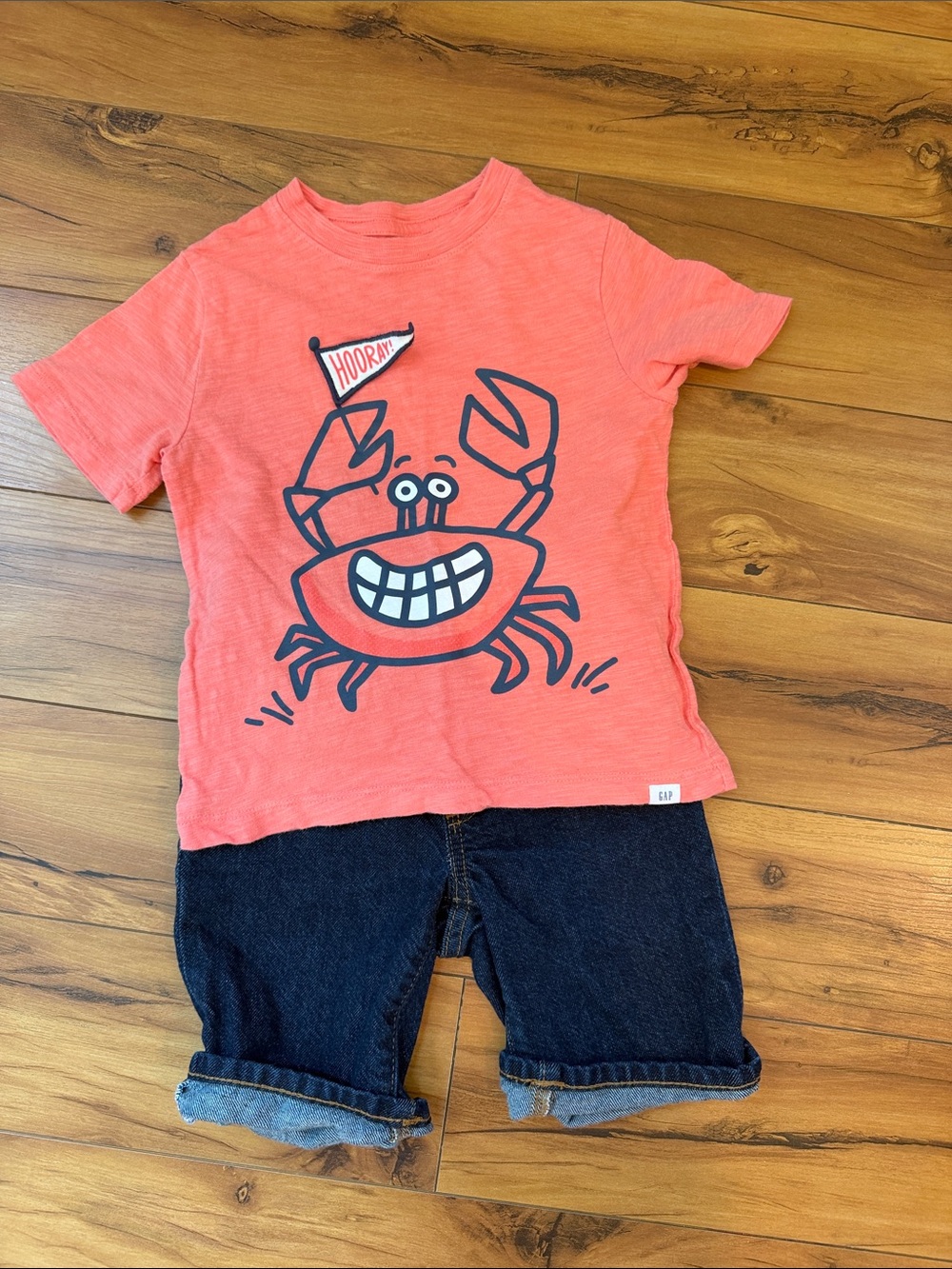 Gap boys 4T Kids Coral Crab Graphic Tee with denim shorts